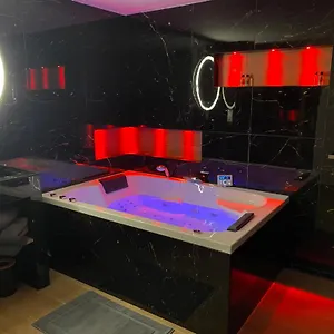Appartement Spicy Room-jacuzzi Sous Un Sublime Ciel Etoiles -entre Et Cannes, Villeneuve-Loubet